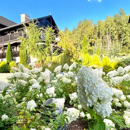 Viking Valley Suite: Garden Terrace, Garage & Wellness Access Apartment