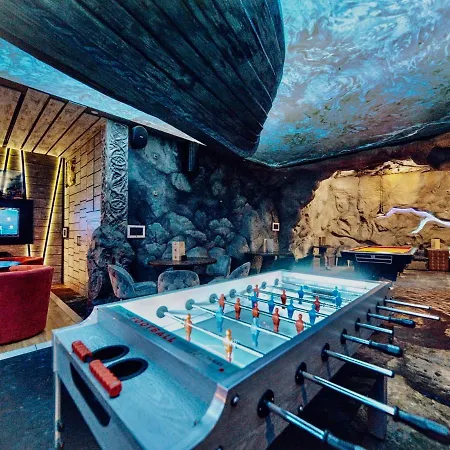 Viking Valley Suite: Garden Terrace, Garage & Wellness Access Apartment
