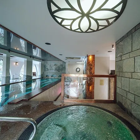 Viking Valley Suite: Garden Terrace, Garage & Wellness Access Apartment *