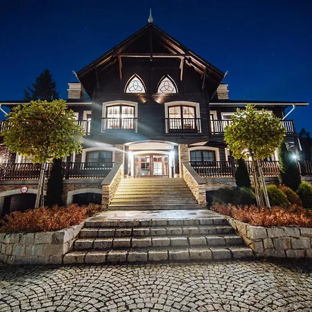 Viking Valley Suite: Garden Terrace, Garage & Wellness Access Apartment *
