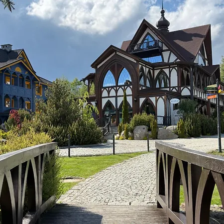 Viking Valley Suite: Garden Terrace, Garage & Wellness Access Apartment