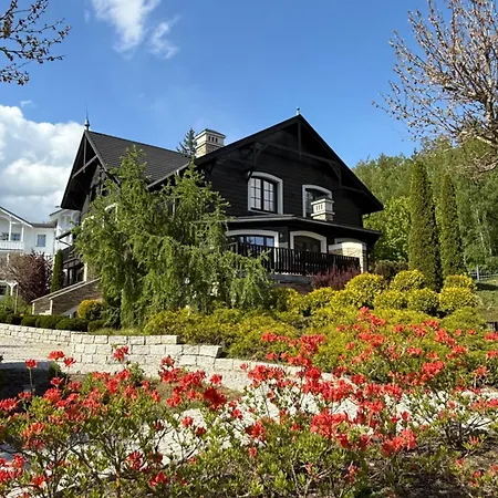 Viking Valley Suite: Garden Terrace, Garage & Wellness Access Apartment *