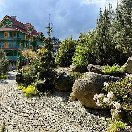 Viking Valley Suite: Garden Terrace, Garage & Wellness Access *